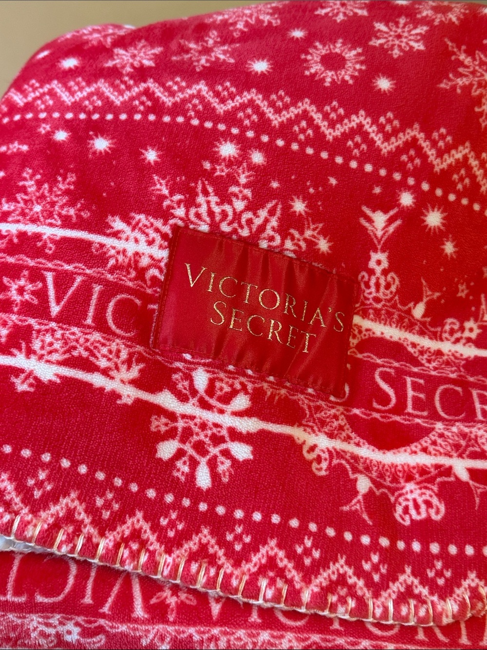 NWOT Victoria's Secret Red & White Throw Blanket